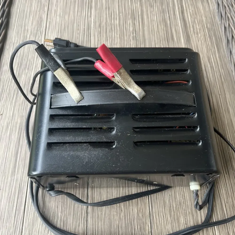 Schumacher Model SE-40MA 10 Amp Manual/Auto Twin Rate 6* 12 V Battery Charger
